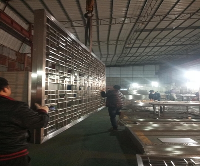 中式鏤空玄關(guān)雕花隔斷不銹鋼屏風裝飾